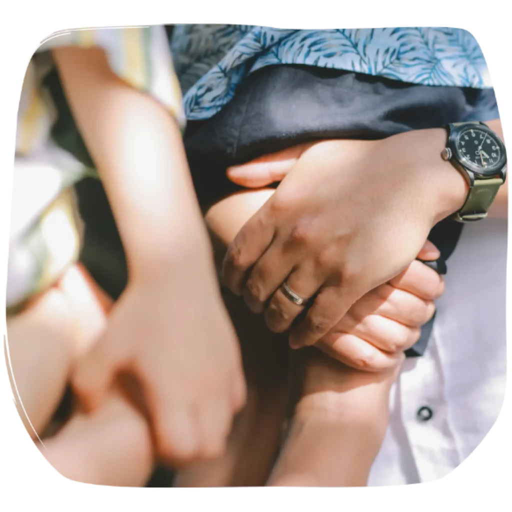 Geste de soutien et de bienveillance illustrant l’accompagnement humain proposé par l’association Inukshuk